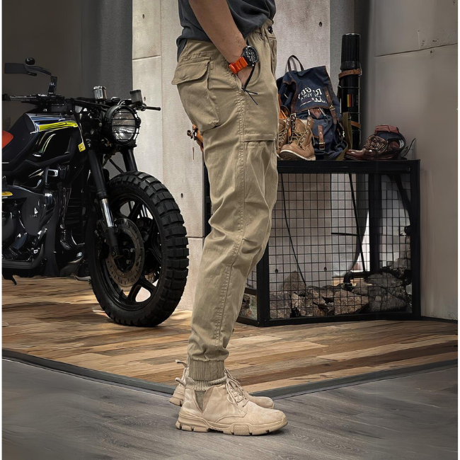 Versatile men's cargo pants – modern fit, stretchy fabric, for outdoor adventures 3